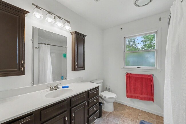 Building Photo - 6 Bedroom home with Fenced Yard - Available Now