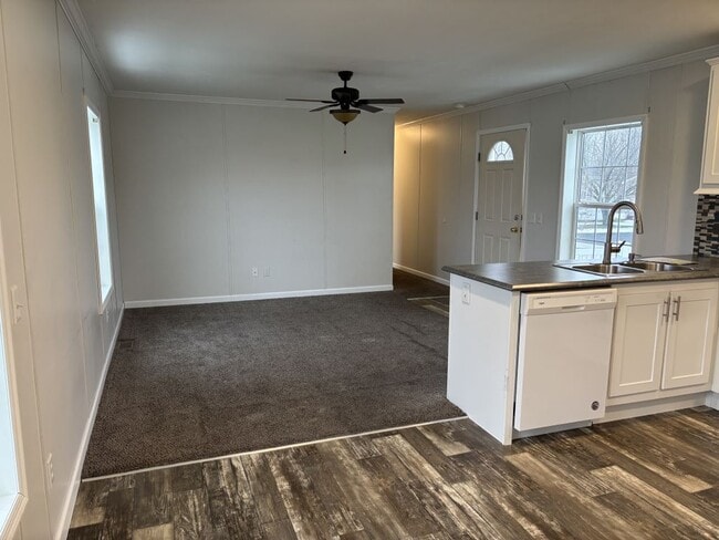 Building Photo - 825 Willowbrook Dr