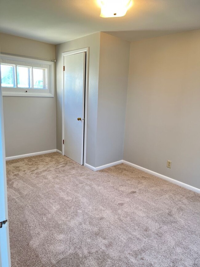 Building Photo - Two Bedroom Home, Detached Garage