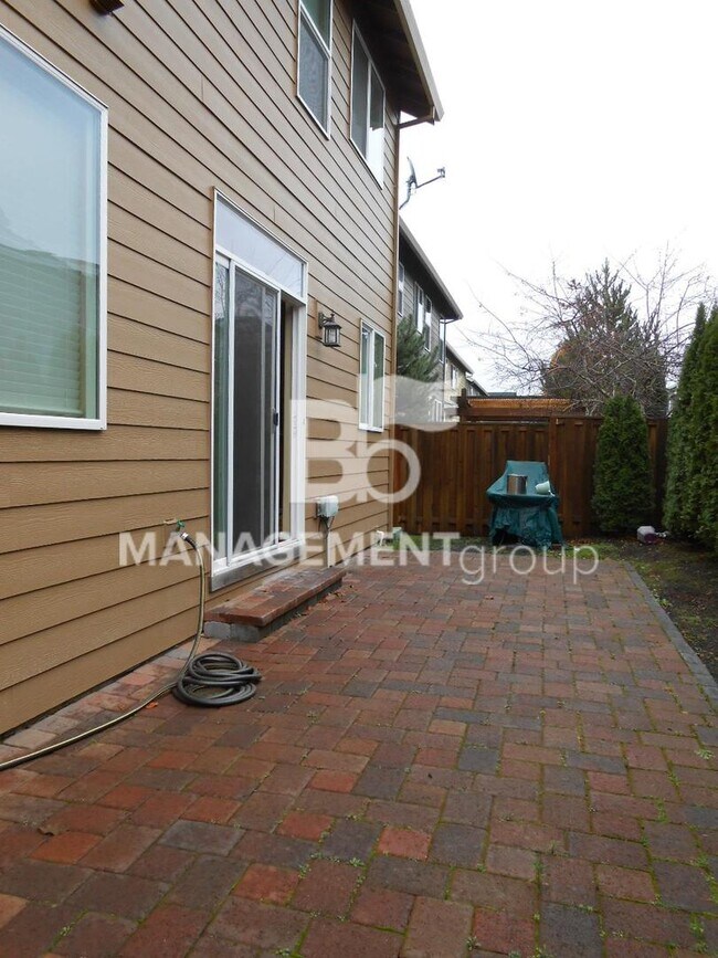 Building Photo - Beautiful Beaverton Home with Spacious Yard and Solar Panels that Save You Money!