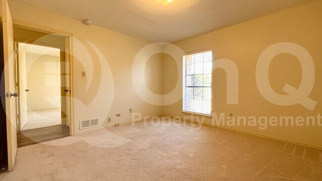Building Photo - 10 Cypress Ct