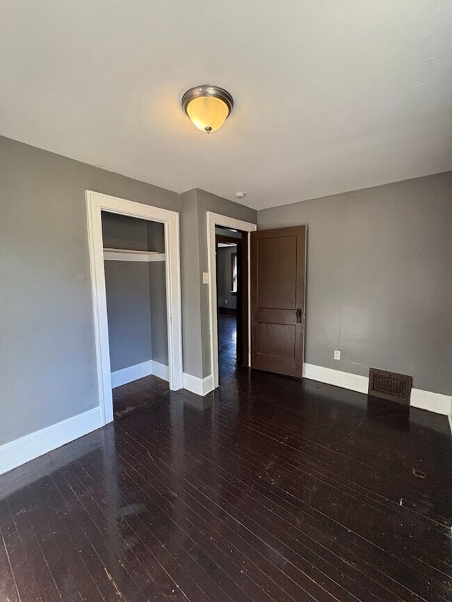Building Photo - Three bedroom one bathroom home for rent