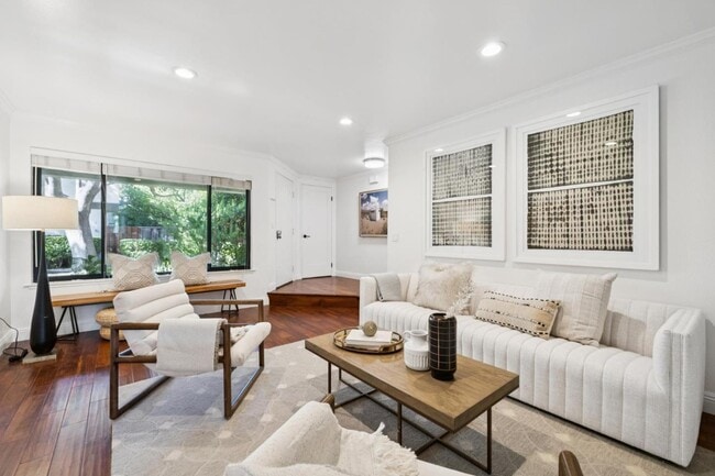 Building Photo - 646 S Ahwanee Terrace