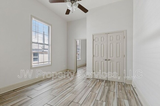 Building Photo - 2013 Almonaster Ave