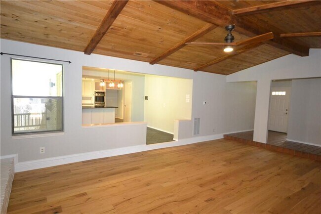 Building Photo - 402 Greenwood Dr