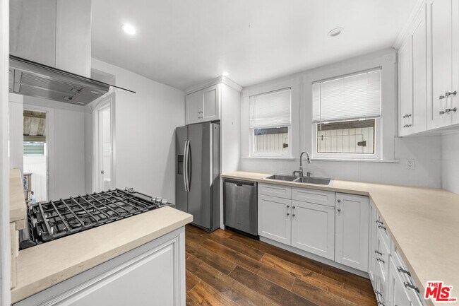 Building Photo - 369 S Virgil Ave