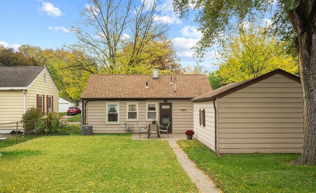 Building Photo - Adorable 2 bed 1 bath in Rock Island!