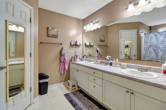 Building Photo - 3 Bedroom in Navarre! Move In $200 off 1st...