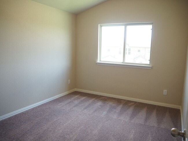 Building Photo - Like NEW 3 Bed - 3 Bath Townhome in Denton