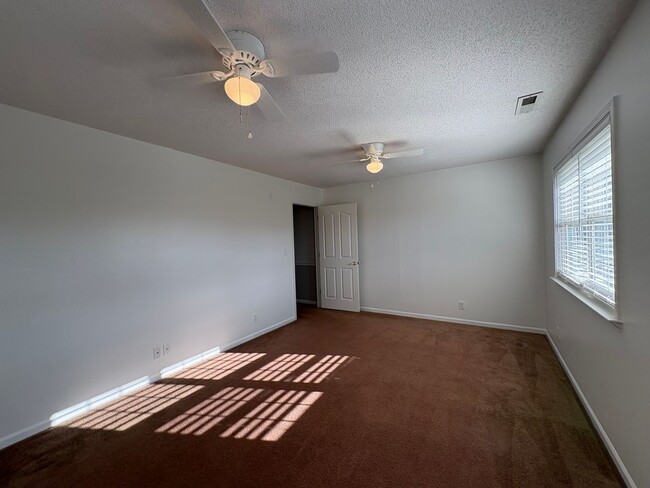 Building Photo - SPACIOUS & Beautiful Home Just Outside She...