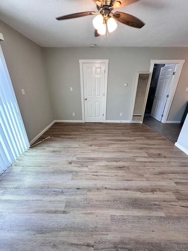 Building Photo - 2120 La Veta Dr