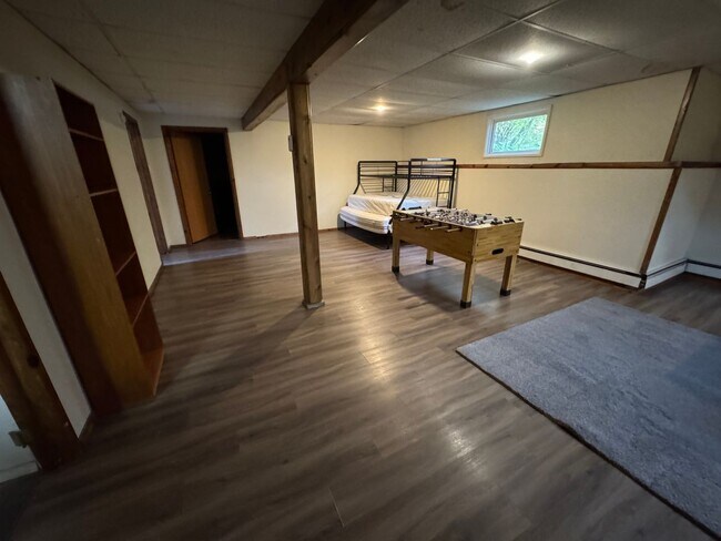 Building Photo - Large 4 bedroom 4 bath 2 Car Garage in mid...