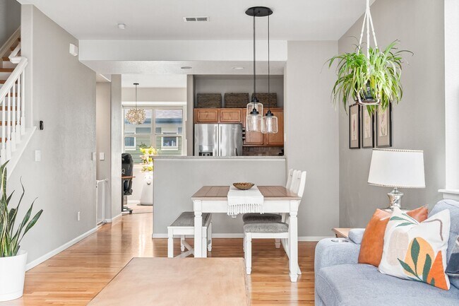 Building Photo - Modern 2-Bed, 2.5-Bath Corner Unit in Arva...