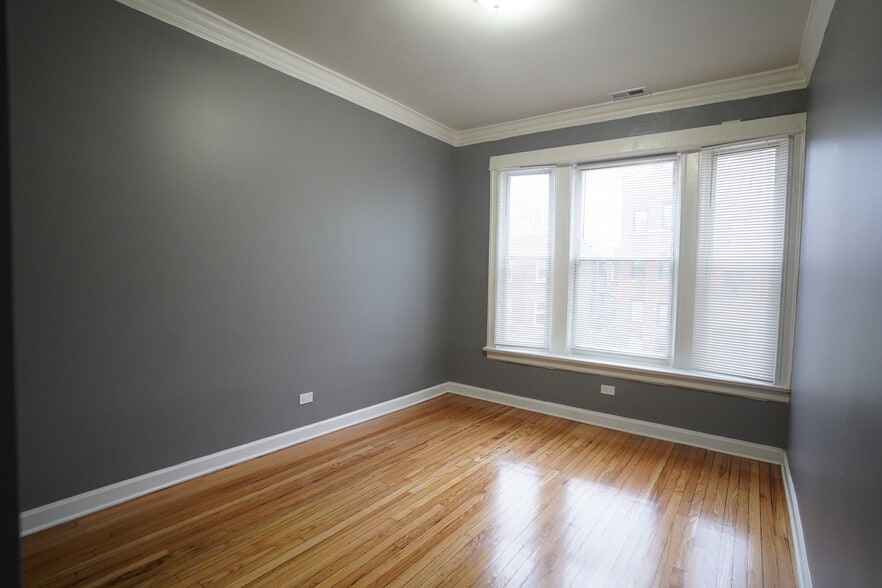 Building Photo - 6948 S Dorchester Ave