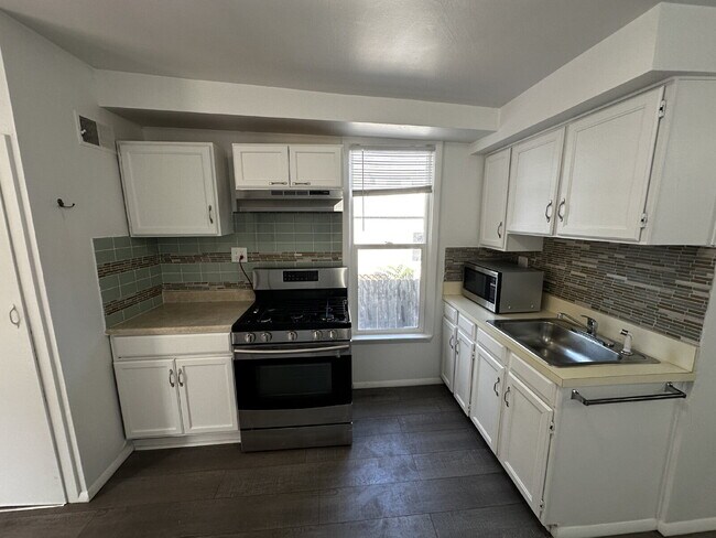 Building Photo - "Charming 1-Bed Oasis in Denver's Heart – Cozy Comforts!"
