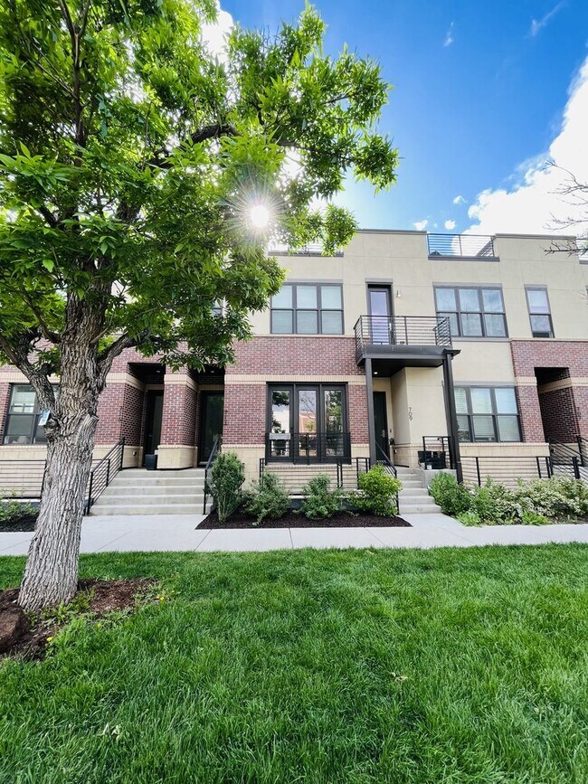 Building Photo - 3BD, 3.5BA West Wash Park Townhome with 2-Car Garage