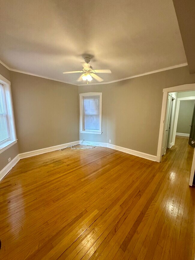 Building Photo - 6327 N Oakley Ave