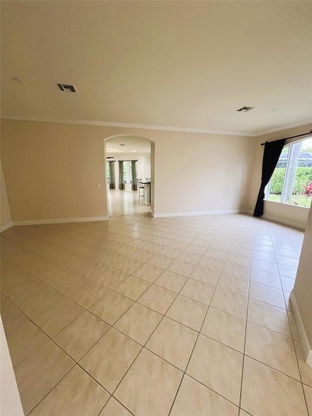 Building Photo - 879 SW Pebble Ln