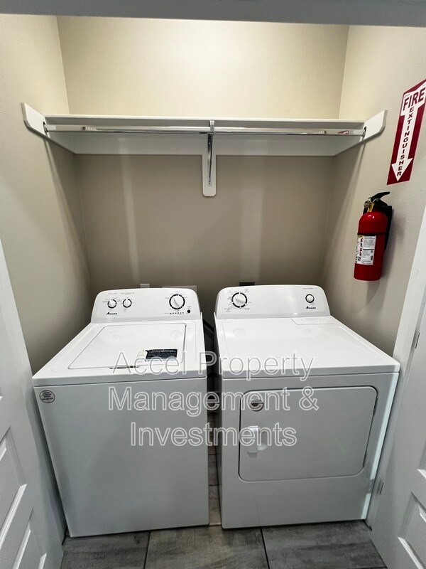 Building Photo - 1327 W Garfield Ave