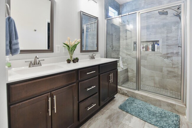 Building Photo - Pet Friendly Four Bedroom!