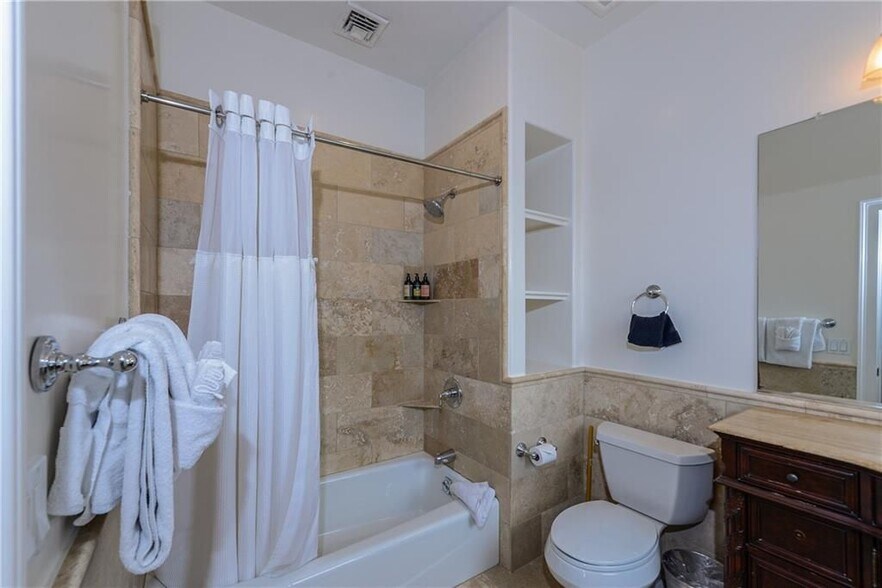 Building Photo - 106 William St