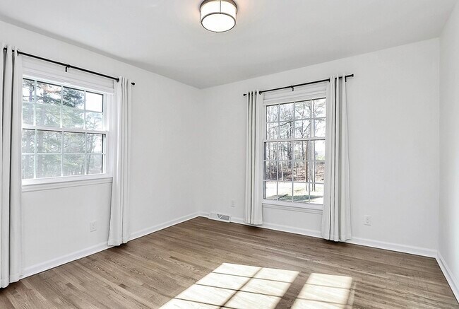 Building Photo - 1932 Stoneyridge Dr