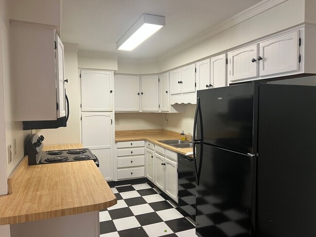 Building Photo - Walk to the Beach! Available Now! Unfurnished Two-Bedoom, First Floor Condo East of 17 in MB!