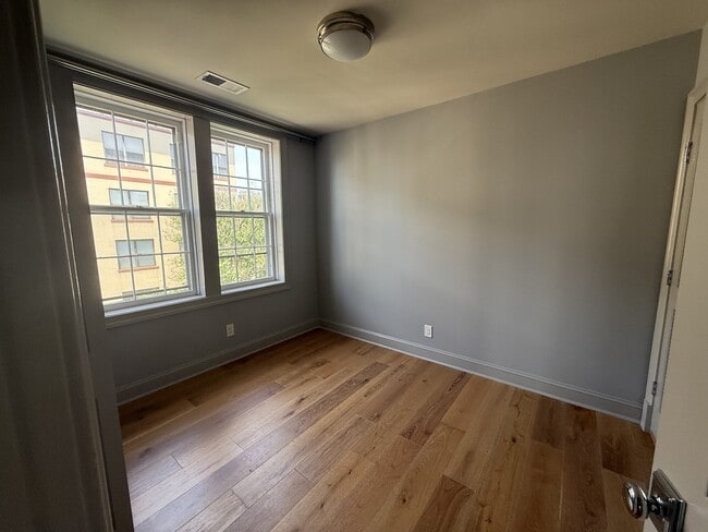 Building Photo - 2100 Newport Pl NW