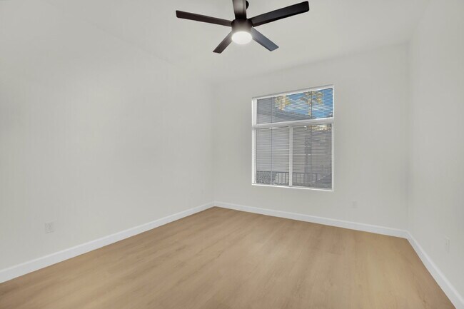 Building Photo - Experience Las Vegas in style and comfort with this beautiful first-floor 3-bedroom condo