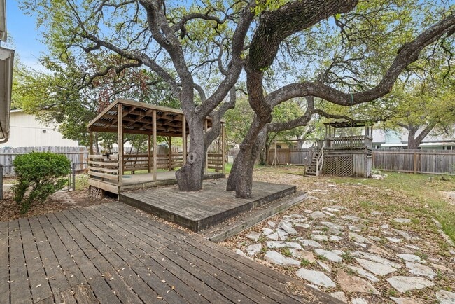 Building Photo - Happiness on Harcourt!