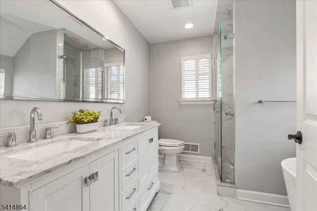 Building Photo - 40 Primrose Ln