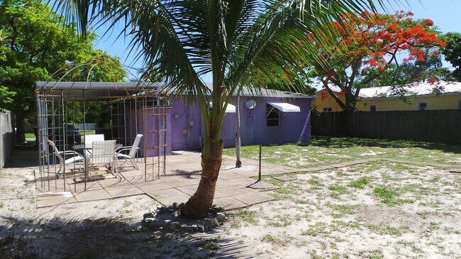 Building Photo - 370 Orange Way