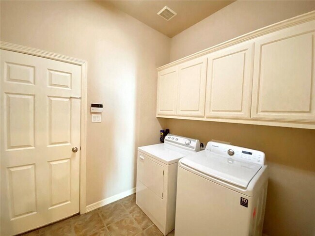 Building Photo - 2806 Cool River Loop