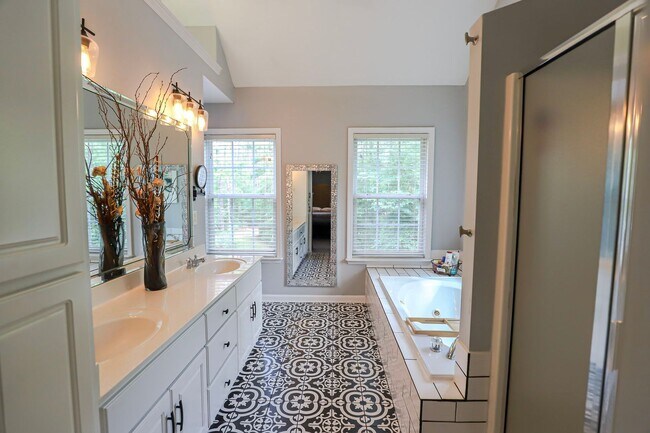 Building Photo - 5804 Lanatte Ln