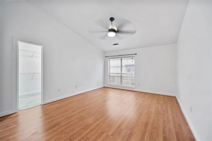 Building Photo - 920 Memorial Dr SE