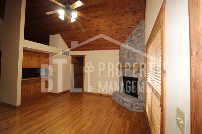 Building Photo - Gorgeous Lodge in Gated Community!