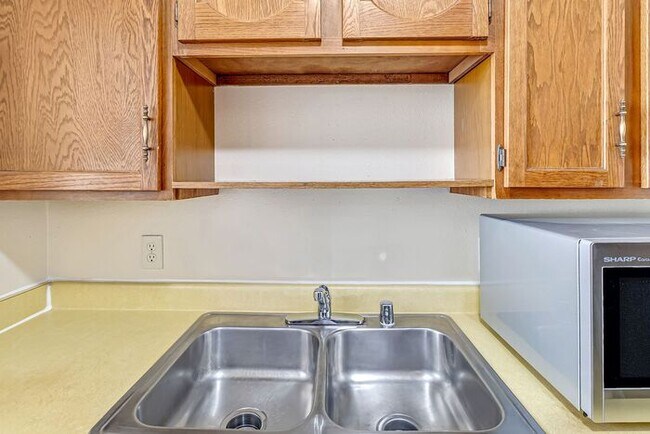 Building Photo - Easy Living Starts Here | 2 Bedroom Lakeside Condo