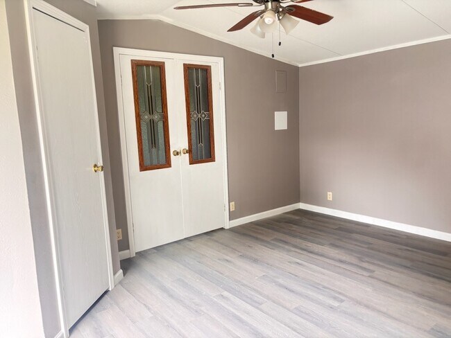 Building Photo - 221 Morris Ln