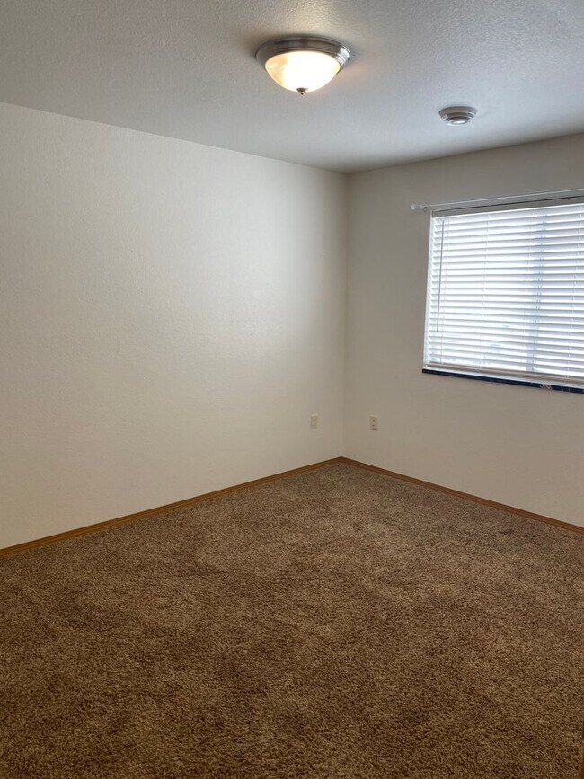 Building Photo - 2 bedroom / 1 bathroom with garage