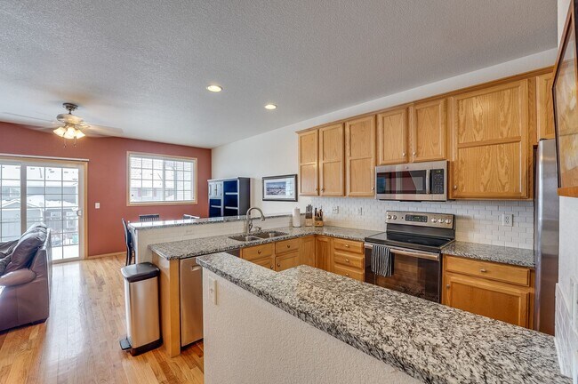 Building Photo - Spacious 3 bed, 2.5 bath Townhome in Ridgewood Hills!