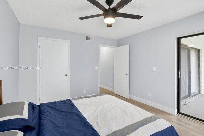 Building Photo - 9999 Summerbreeze Dr