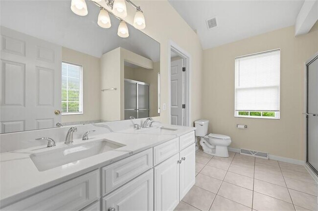 Building Photo - 223 Cottonwood Ln