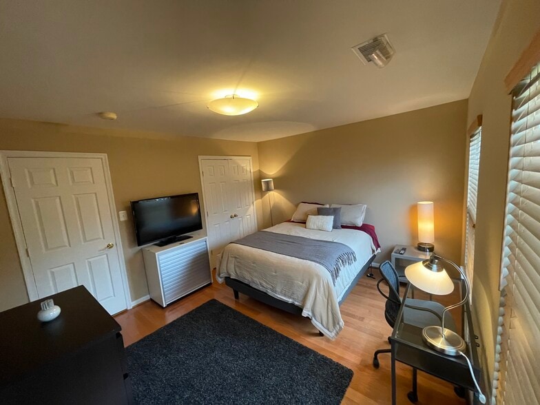 Building Photo - 6615 Schurtz St