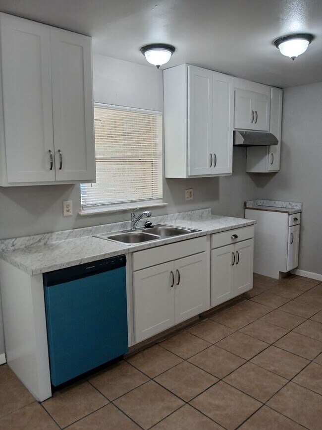 Building Photo - REMODELED 3 Bedrooms, 2 Full Bathrooms, 1 ...
