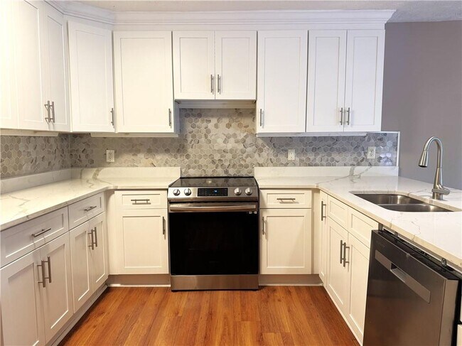 Building Photo - 1302 Colony Dr