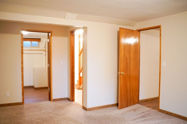 Building Photo - Close-in SE: Nicely Renovated Mid-Century 3-Bed w/Full Basement!