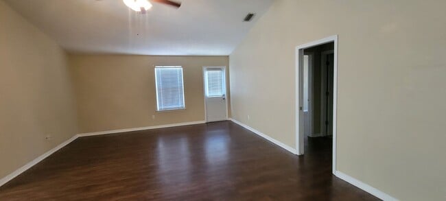 Building Photo - 3 bedroom/2 bath in Palm Grove