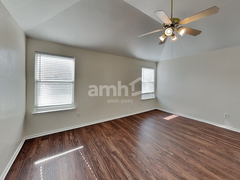 Building Photo - 432 Round Rock Rd