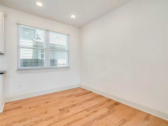 Building Photo - 2309 Hermia St