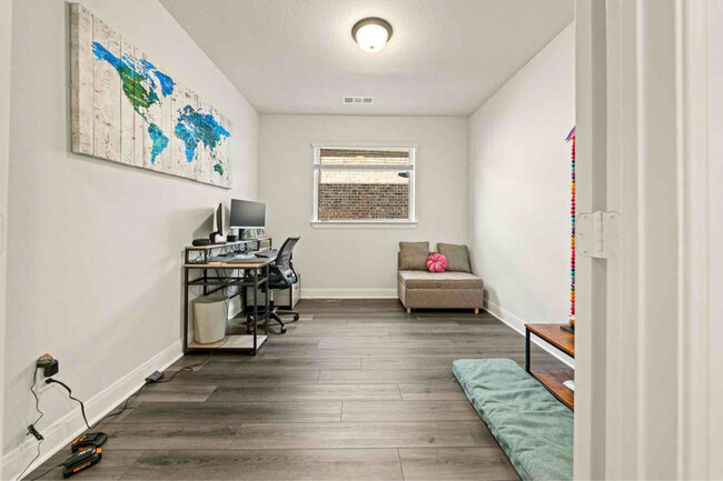 Building Photo - 1529 Woodford Pl